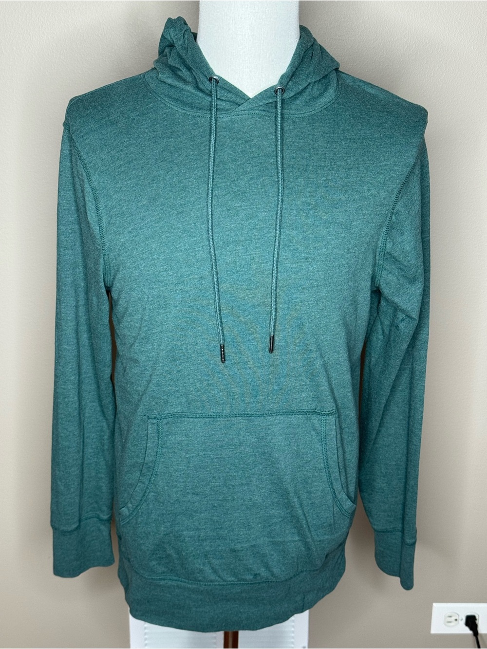 Amazon Essentials men’s green hooded sweatshirt with pockets size M.